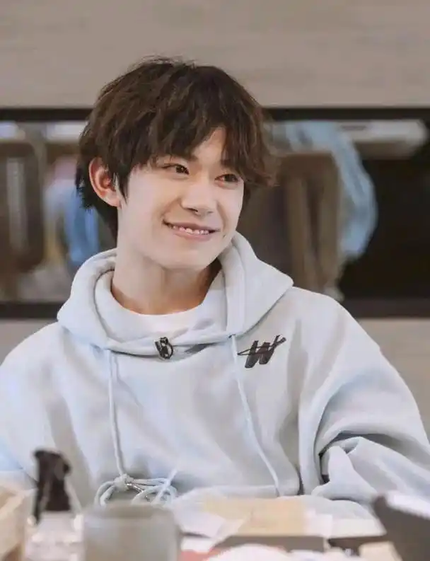 这梨涡笑也太治愈了吧,我已经沦陷在千玺弟弟的笑容里了!#易烊 - 抖音