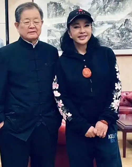 刘晓庆夫妻深夜被拍她脸颊紧绷老公帮整理衣服老了还这么恩爱