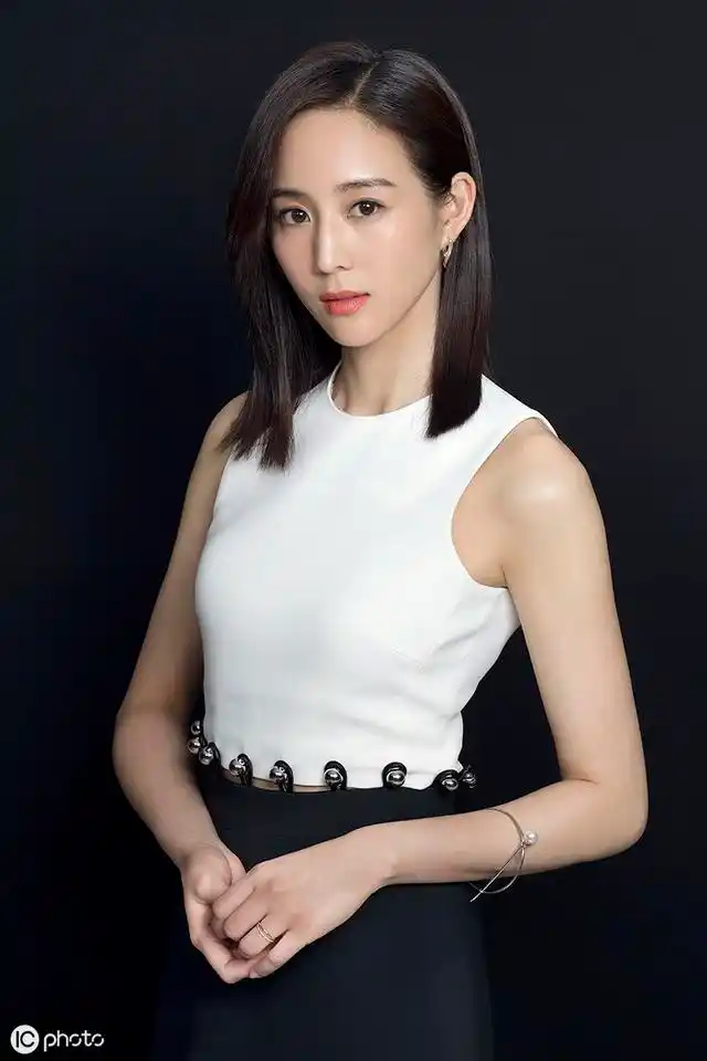 张钧甯超燃飞行大片曝光展现优雅从容平衡之美演绎国民女神