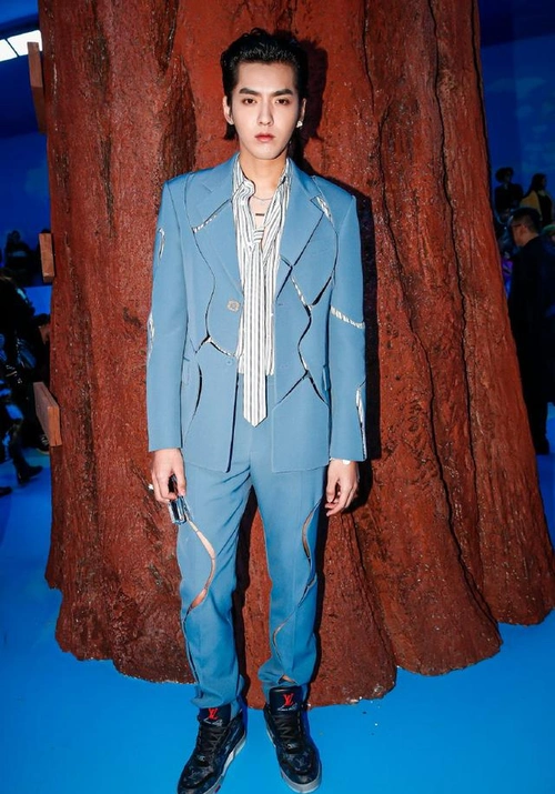 吴亦凡lv巴黎时装秀,镂空西装梦幻又精致,时尚感很好