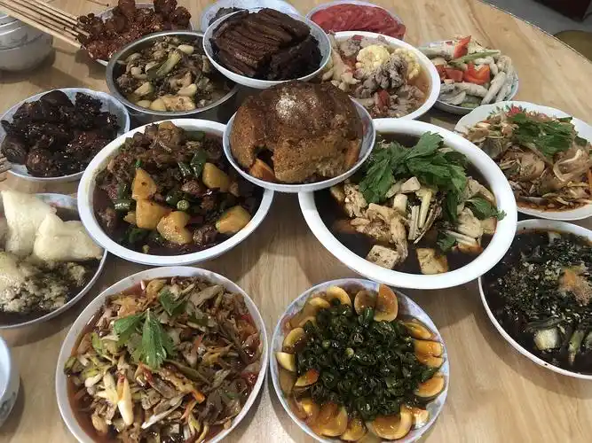 一大桌妈妈做的菜