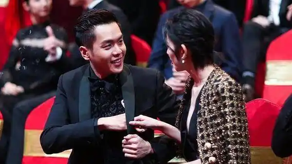 她是张若昀的后妈,吴秀波没红前给她当经纪人,今51岁仍像少女