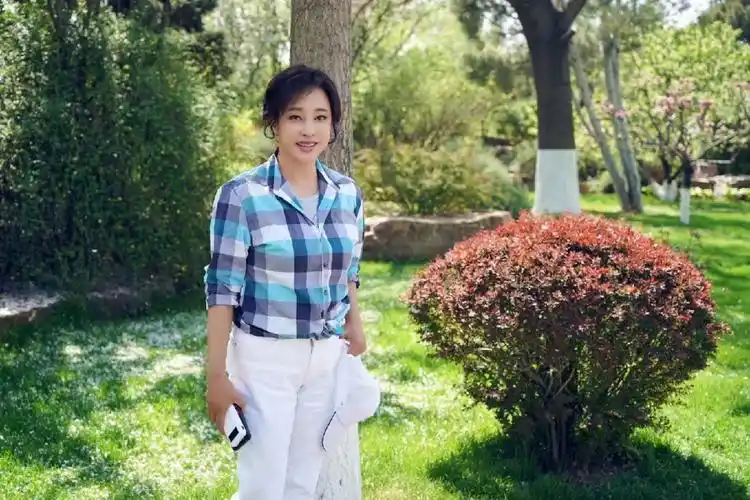 刘晓庆在她主演的电影海报上签名