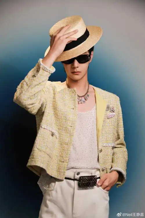 王一博果然还是穿香奈儿,这一身出现在南法更合适#王一博南法度假风