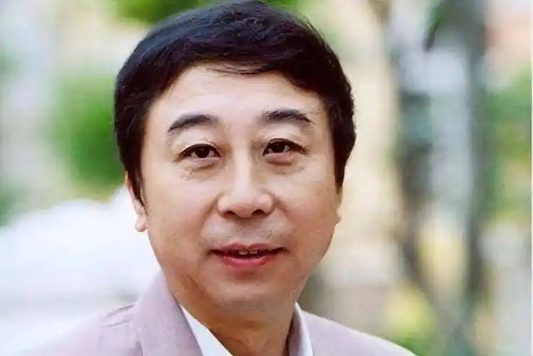 向国旗敬礼身姿挺拔,喊话军魂永在,召必回_冯巩便_视频_图片