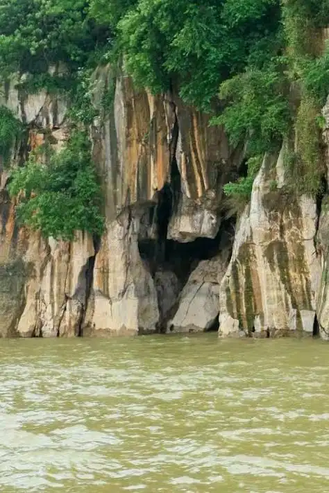 石钟山,位于江西省九江市湖口县城区,长江与鄱阳湖交汇处