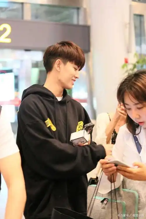 都知道任嘉伦早婚,这些年他也把妻子和孩子保护得很好