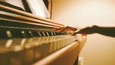 弹钢琴