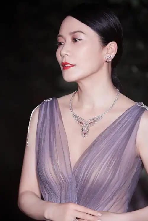 俞飞鸿太放纵了故意穿低领长裙年轻又性感看上去哪像49岁