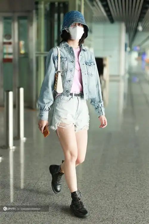 张雪迎牛仔装现身大秀美腿轻盈窈窕体态迷人