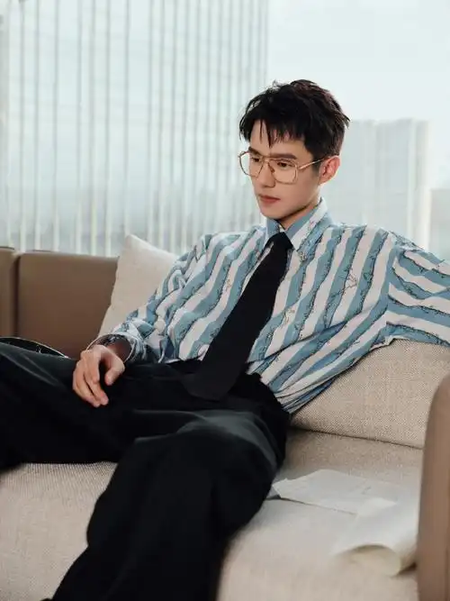 谁懂刘昊然风衣领带的杀伤力##刘昊然时隔三年再演秦风