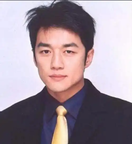 进入了中央戏剧学院开始学习表演,的确年轻时候的李亚鹏颜值真的太高