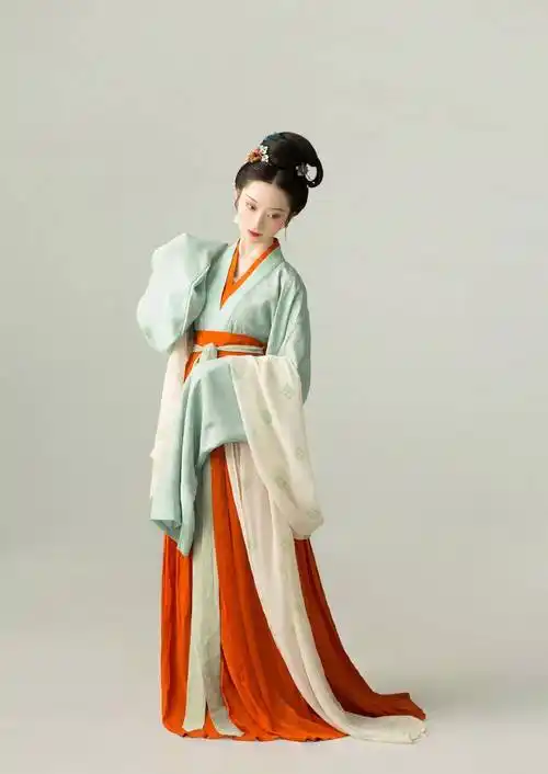 宋朝的汉服审美不仅适用于我们的日常造型,也适用于比较轻松的场合.