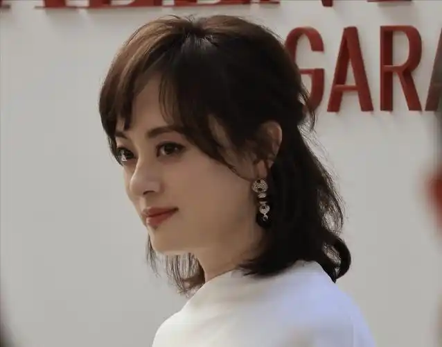 孙俪的形象转变,不只是从短头发到长发如此简单,她表达的是一种对生活