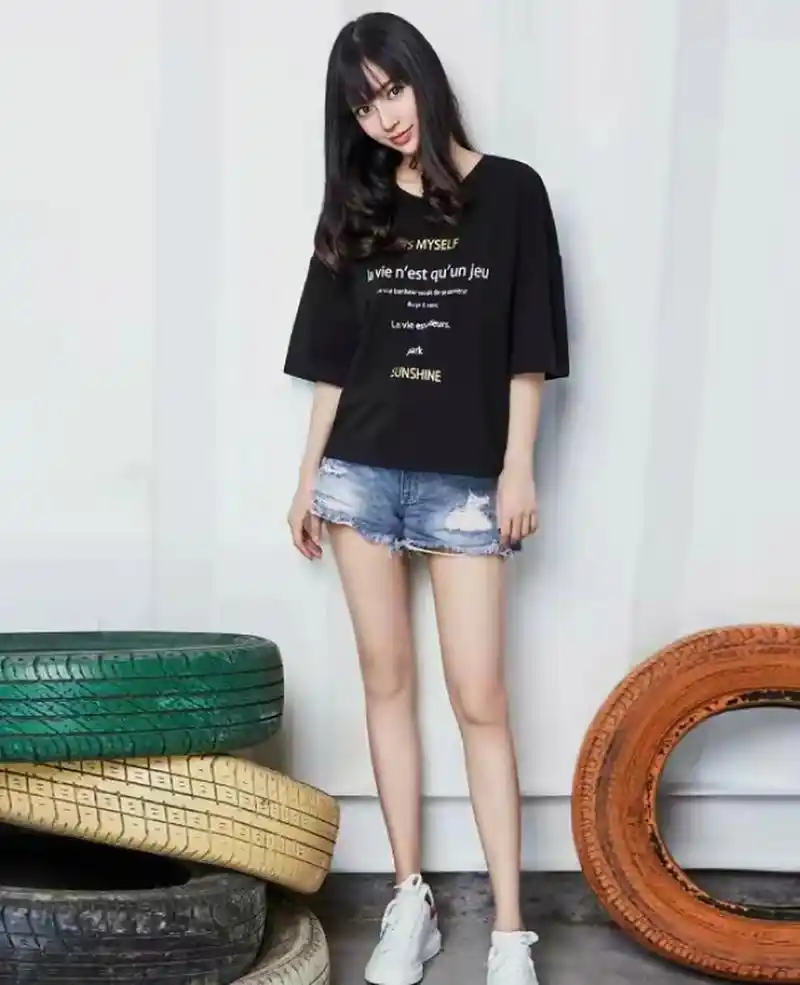 网友:杨颖真敢穿,一身残破的牛仔短裤,傲娇的身材让人羡慕不已