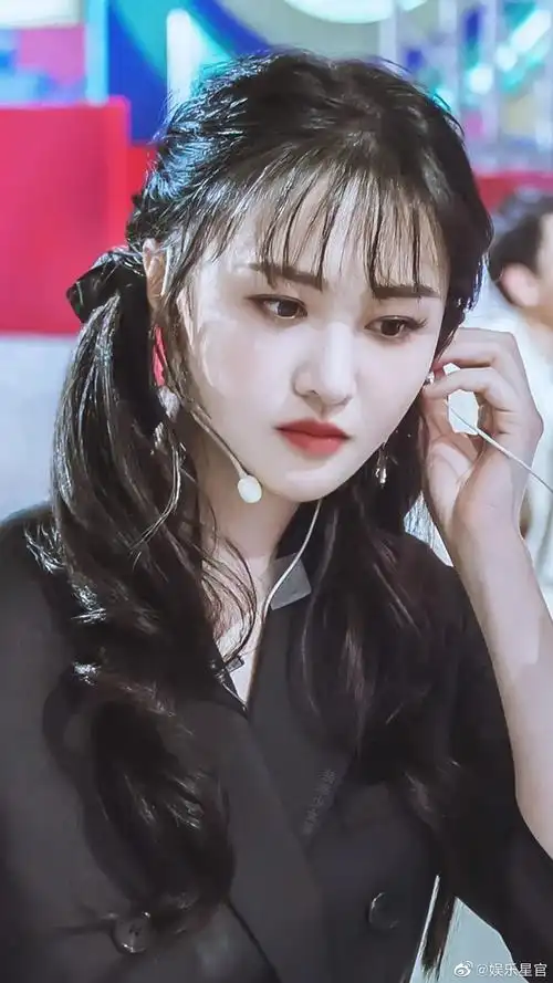 郑爽近期在某综艺中的造型,这个风格确实很好看.