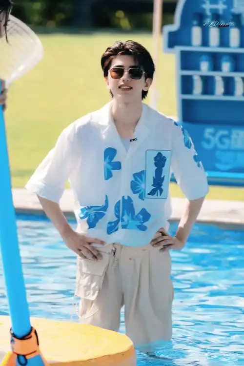 奔跑吧蔡徐坤##蔡徐坤在三亚穿羽绒服