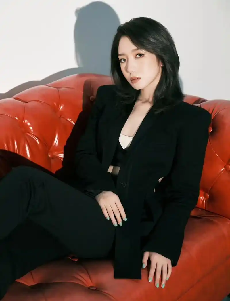 孟美岐细嫩的脚丫子搭配高跟凉鞋真是太好看啦,2019年,孟美岐发布先导