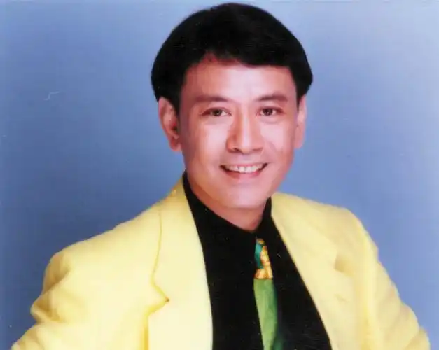 3,罗文第一位开创演唱会形式的香港歌手,第一位在欧美国家开个人演出