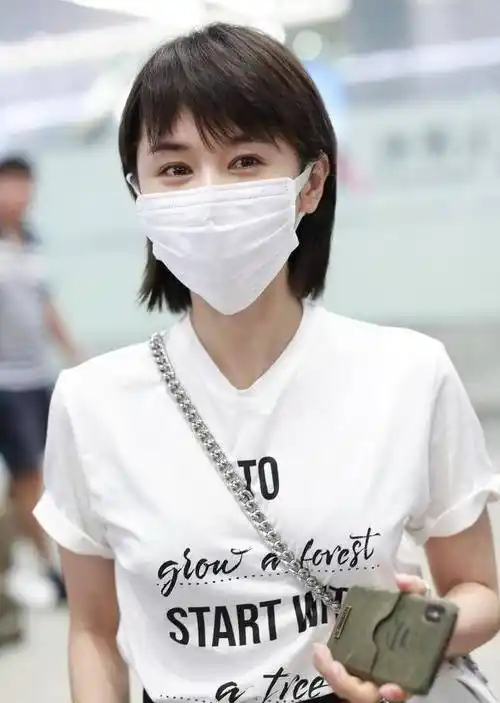 王子文身材好,穿裹身裙"括号胯"吸睛,短发也有温柔魅力_印花_服装_版