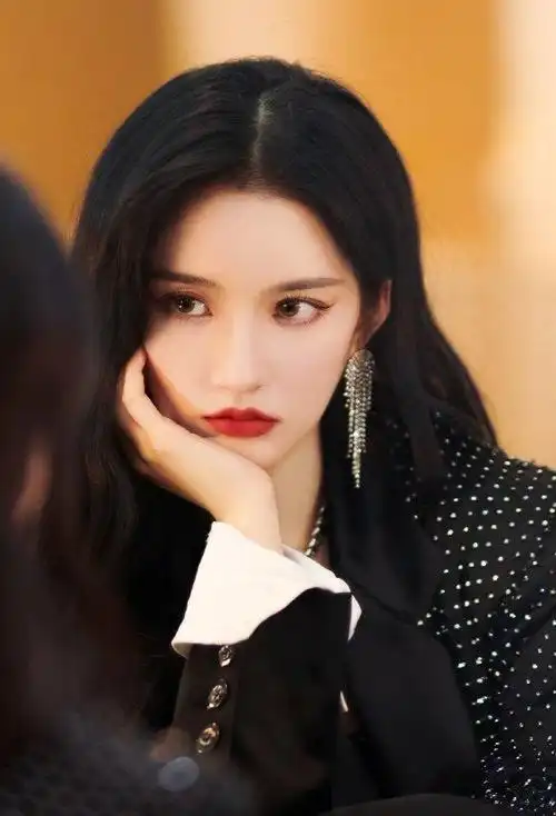 女团成员刘些宁日常美照曝光照片中的她美得惊艳了时光