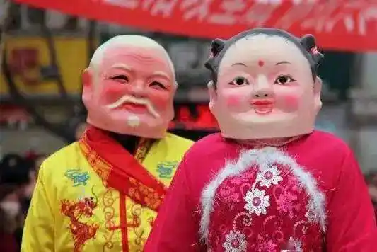 当社火遇上憨态可掬的大头娃娃,那到位的小眼神,滑稽的舞姿,顽皮的