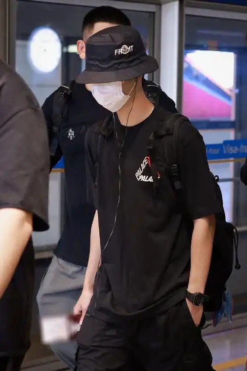 王一博t恤上好大一只狗##王一博机场印花黑t恤造型