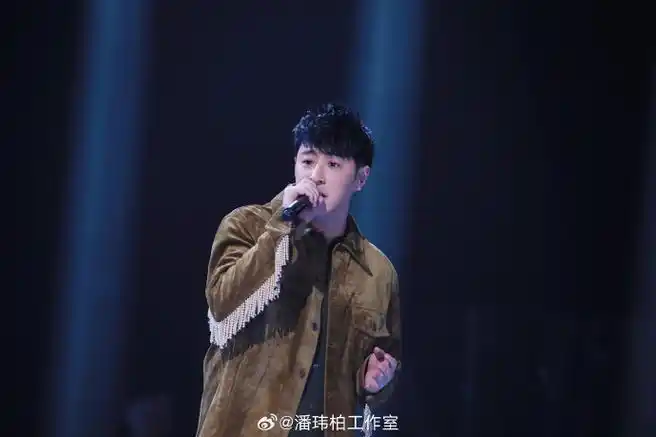 潘玮柏超话90#潘玮柏中国好声音#能量满分的歌手安静倾听的导师属于