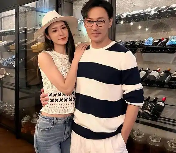 一家三口幸福同框,小luna露正脸越长越像爸爸_露娜_张馨月_女儿