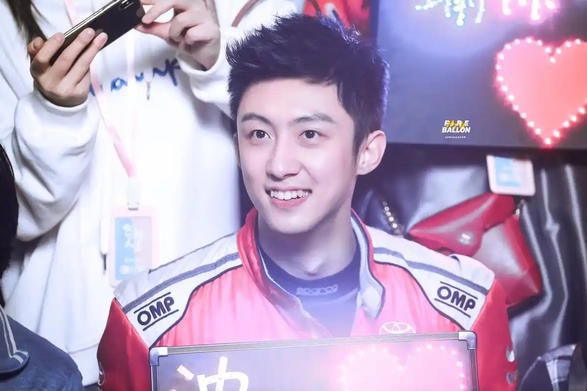 我爱看电影# 电影《飞驰人生》, 黄景瑜手拿灯牌笑得跟孩子一样,蝗