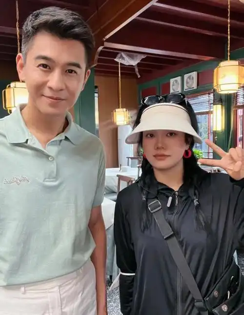 照片里,张雪迎一头黄卷发自然垂下,身穿白色t,笑得很灿烂,还不忘一