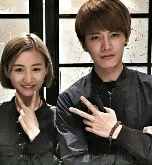 英年早婚任嘉伦携妻聚餐,聂欢幸福肥颜值高,夫妻穿情侣装甜翻网友