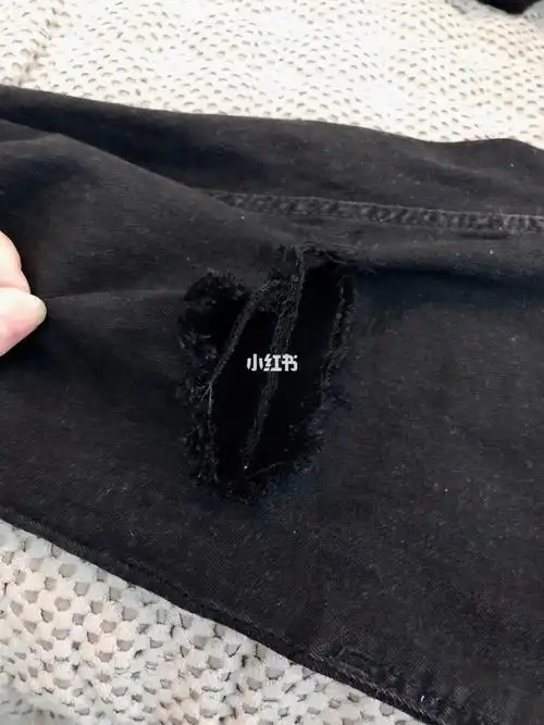 因为有两条黑色牛仔裤,然后又很想买一条黑色破洞的裤子,然后就自己