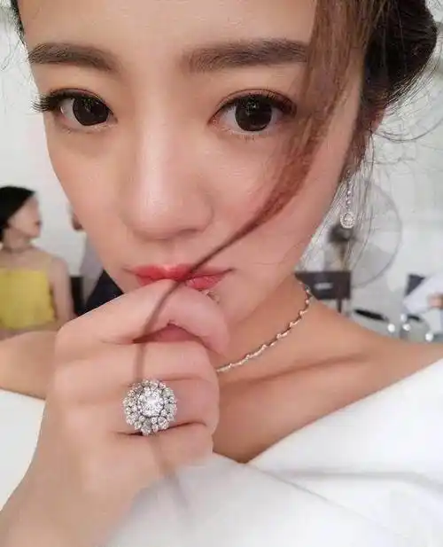 安以轩晒自拍美照称已工作一周接下来要用力玩乐