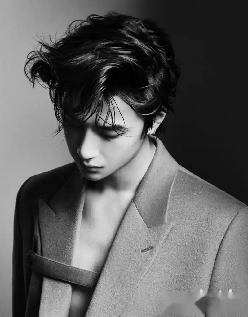 王一博面纱造型#王一博登《嘉人》6月刊封面内页发布,遵循内心,用