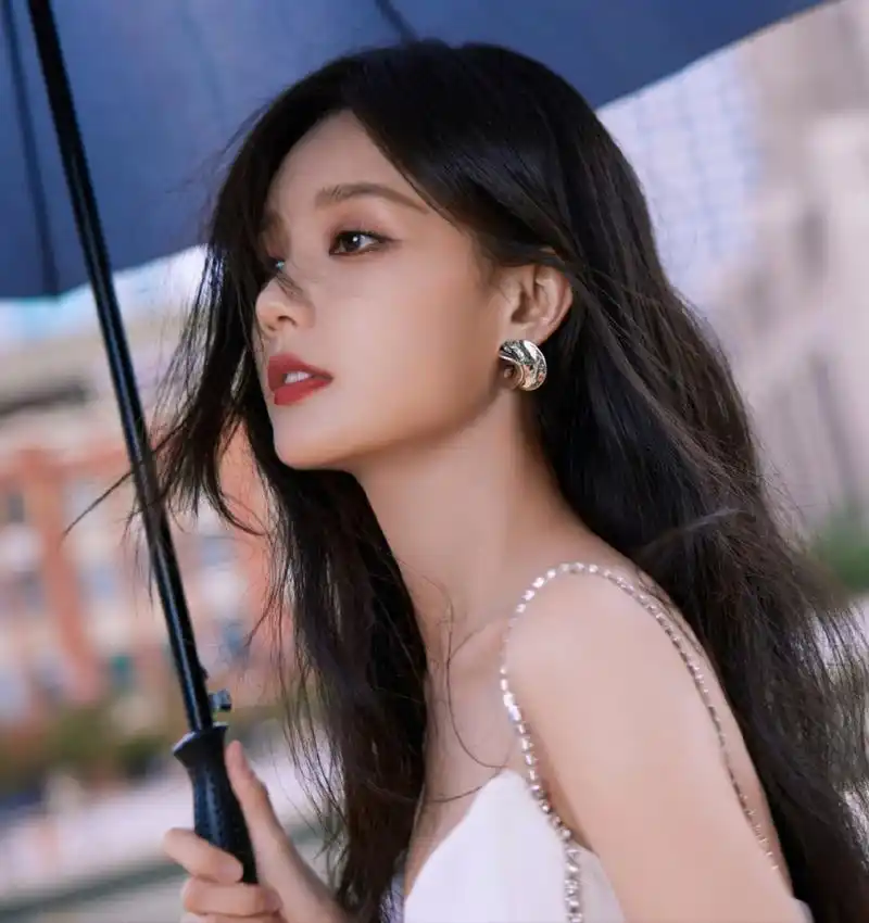 李一桐白色礼服美照,笑容太甜了,让人心爱不已!