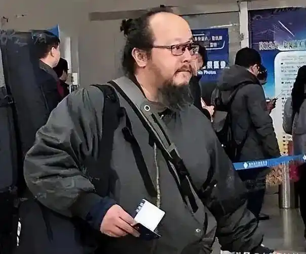 王菲前夫窦唯现状曝光开小电炉吃路边摊不修边幅却住北京豪宅