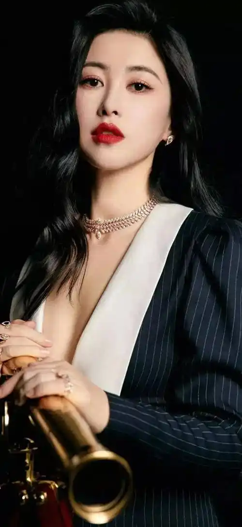 朱珠以其独特的气质和美丽的外貌脱颖而出,成为无数粉丝心中的女神