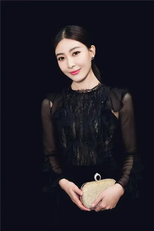 首页 家居生活  昨晚,演员周知在京受邀参加《时尚先生》第十四届mahb