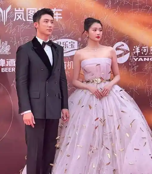 华表奖后台baby众星捧月关晓彤被冷落翻白眼00花互不理睬