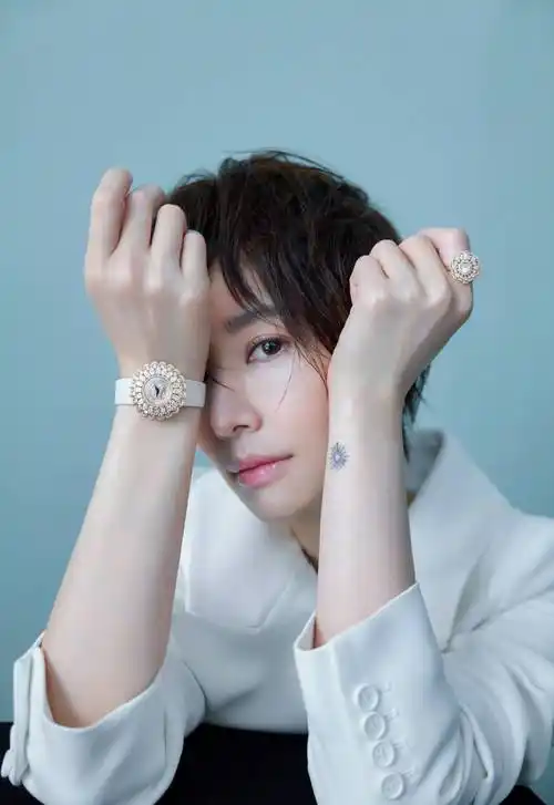 林心如利落短发干练时尚戴钻石手表尽显雍容华贵