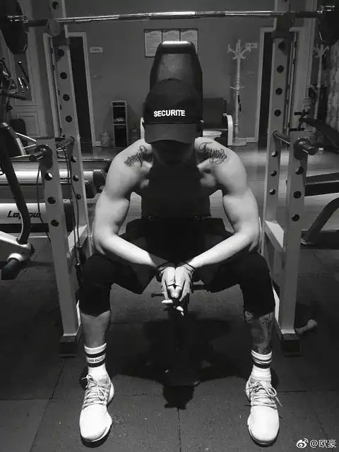 型男欧豪8块腹肌减肥秘诀简单3项运动