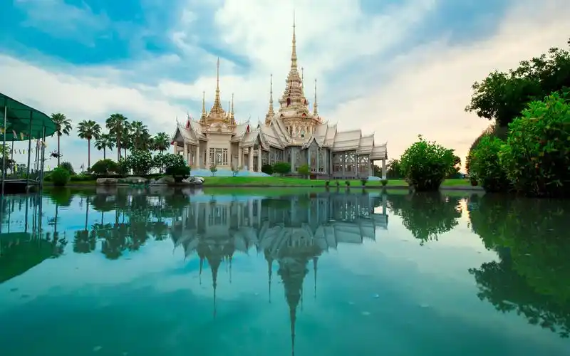 桌面壁纸 风景壁纸 > 正文  本文 唯美意境城市倒影壁纸_美好浪漫的