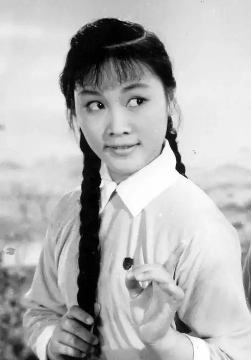 刘晓庆与79岁李谷一同框6岁之差宛如隔代一个像女儿一个似妈