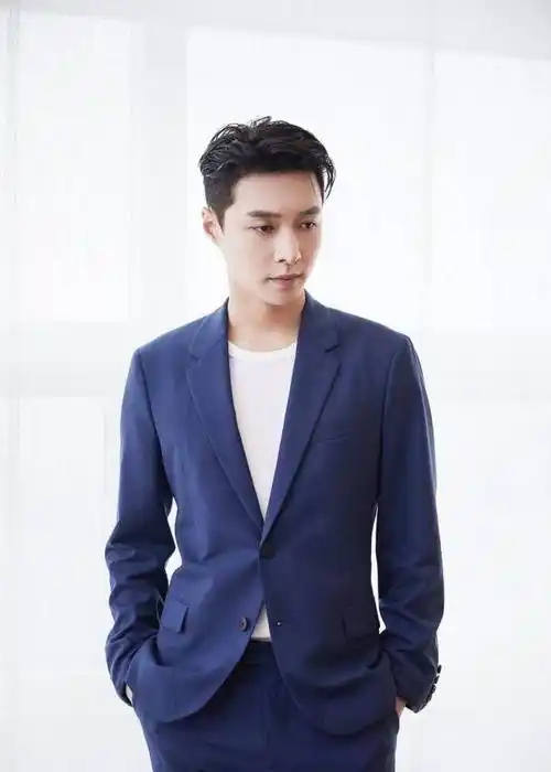张艺兴西服照片帅出新高度,高颜值暖男瞬间变霸道总裁!