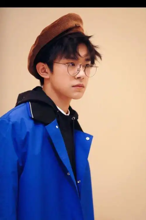 谁知道易烊千玺穿蓝衣服蓝背景的照片是哪张?