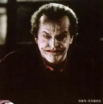 杰克尼克尔森于1989年出演《蝙蝠侠》,杰克尼克尔森版小丑做事只有一