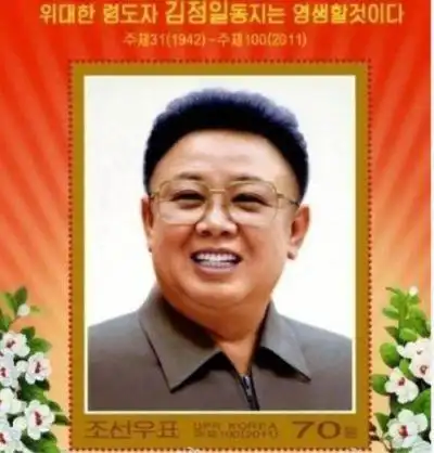 资料图:金正日画像据法新社27日报道,为保护朝鲜已故领导人金日成和