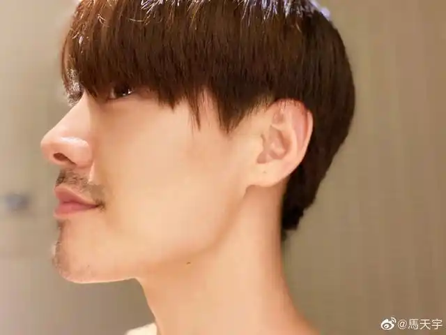 马天宇分享帅气侧颜自拍 表情搞怪逗趣又可爱