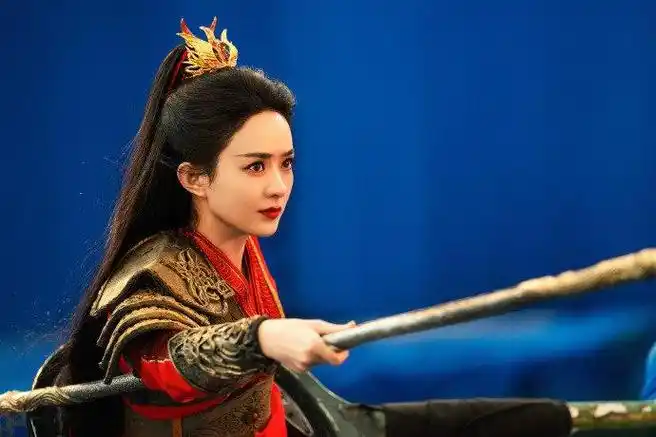 赵丽颖红衣长枪战袍,真的好酷